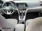 2019 Hyundai Elantra SE z VIN 5NPD74LFXKH475455, wystawiony jako Copart lot #85180005 z przebiegiem 54 979 mil mil oraz Szkoda całkowita • Salvage title. Historia ofert i sprzedaży dostępna na DreamBid. Obrazek 8.