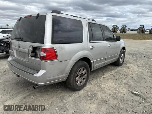 ✅ 2007 Lincoln Navigator • VIN: 5LMFU275X7LJ03715 • Lot: 70698985. Listed on Copart with Not provided. Free auction sales archive from the USA and detailed vehicle history report at DreamBid. Image 3.