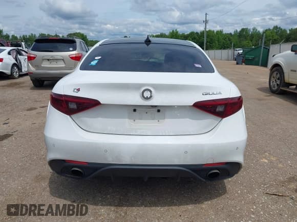 ✅ 2018 Alfa Romeo Giulia Ti Sport • VIN: ZARFAEEN8J7583814 • Лот: 42355186. Опубликован ранее на IAAI с пробегом Не указан. Бесплатный доступ к архиву аукционных продаж из США и подробный отчёт об истории автомобиля на DreamBid. Изображение 17.