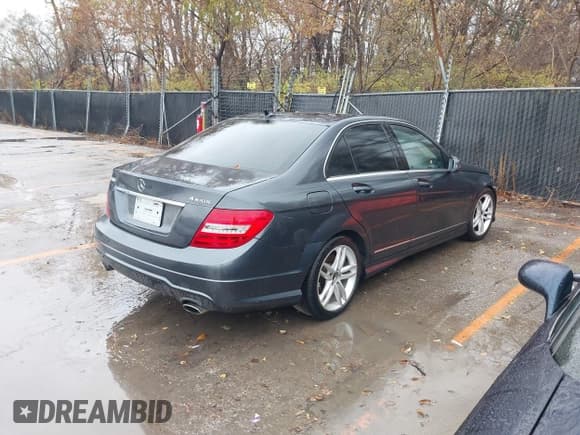 ✅ 2013 Mercedes-Benz C 300 Luxury • VIN: WDDGF8AB9DR245916 • Lot: 43772459. Wystawiony na IAAI z przebiegiem 178 935 mil. Bezpłatny archiwum sprzedaży aukcyjnych z USA i szczegółowy raport historii pojazdu na DreamBid. Zdjęcie 4.