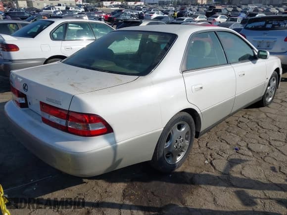 ✅ 2001 Lexus ES 300 • VIN: JT8BF28G010319810 • Lot: 43559533. Wystawiony na IAAI z przebiegiem 138 747 mil. Bezpłatny archiwum sprzedaży aukcyjnych z USA i szczegółowy raport historii pojazdu na DreamBid. Zdjęcie 4.