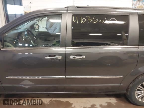 ✅ 2016 Chrysler Town & Country Touring L Anniversary Edition • VIN: 2C4RC1CG5GR166074 • Лот: 41036060. Опубликован ранее на IAAI с пробегом 72 885 миль. Бесплатный доступ к архиву аукционных продаж из США и подробный отчёт об истории автомобиля на DreamBid. Изображение 14.