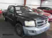 2008 Dodge Dakota SXT с VIN 1D7HE32K18S504177, выставлен на аукционе IAAI как лот 42529941 с пробегом 172 690 миль миль и . История ставок и продаж доступна на DreamBid. Изображение 1.