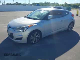 2016 Hyundai Veloster z VIN KMHTC6AD1GU275559, wystawiony jako IAAI lot #43450360 z przebiegiem 184 118 mil mil oraz . Historia ofert i sprzedaży dostępna na DreamBid. Obrazek 2.
