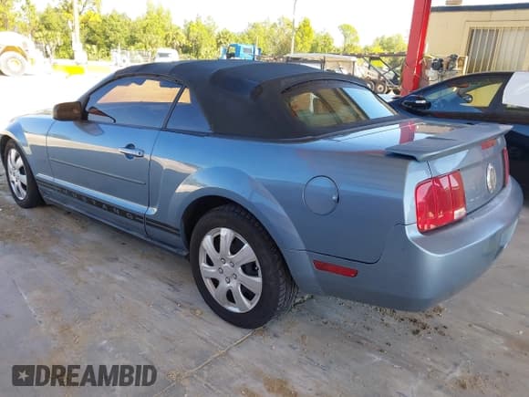 ✅ 2007 Ford Mustang Deluxe • VIN: 1ZVFT84NX75297925 • Lot: 43607791. Listed on IAAI with 110,074 mi. Free auction sales archive from the USA and detailed vehicle history report at DreamBid. Image 3.