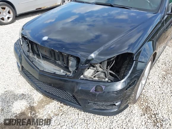 ✅ 2012 Mercedes-Benz C 300 Sport • VIN: WDDGF8BB6CR207668 • Lot: 43286103. Wystawiony na IAAI z przebiegiem 133 234 mil. Bezpłatny archiwum sprzedaży aukcyjnych z USA i szczegółowy raport historii pojazdu na DreamBid. Zdjęcie 18.