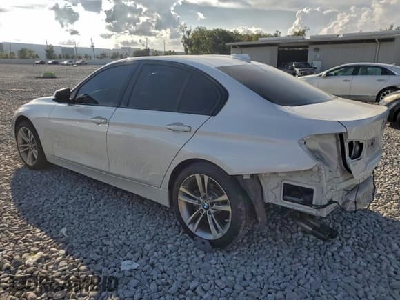 ✅ 2018 BMW 3 Series 330i • VIN: WBA8B9G52JNU96391 • Lot: 93982215. Listed on Copart with 81,342 mi. Free auction sales archive from the USA and detailed vehicle history report at DreamBid. Image 2.