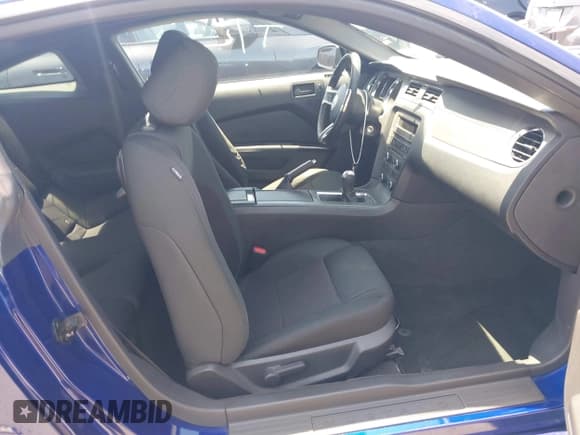 ✅ 2014 Ford Mustang V6 • VIN: 1ZVBP8AM2E5275266 • Lot: 42520260. Listed on IAAI with 117,589 mi. Free auction sales archive from the USA and detailed vehicle history report at DreamBid. Image 5.