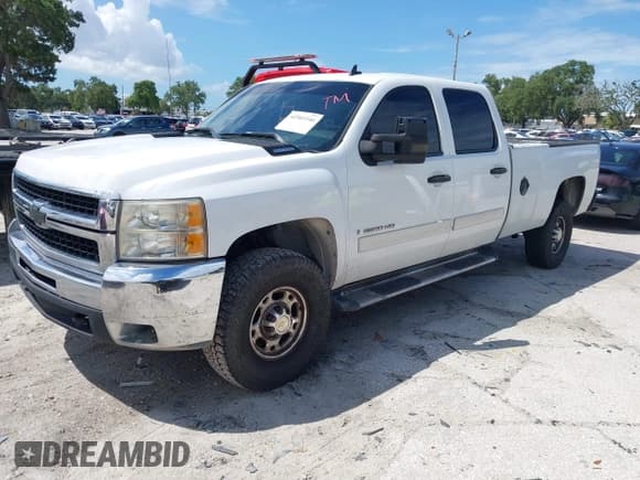 ✅ 2008 Chevrolet Silverado 2500HD 1LT • VIN: 1GCHC23648F108250 • Lot: 42503346. Wystawiony na IAAI z przebiegiem 306 258 mil. Bezpłatny archiwum sprzedaży aukcyjnych z USA i szczegółowy raport historii pojazdu na DreamBid. Zdjęcie 2.