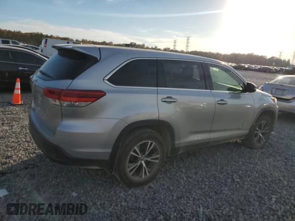 ✅ 2019 Toyota Highlander LE • VIN: 5TDZARFH6KS054893 • Lot: 92293595. Wystawiony na Copart z przebiegiem 89 770 mil. Bezpłatny archiwum sprzedaży aukcyjnych z USA i szczegółowy raport historii pojazdu na DreamBid. Zdjęcie 3.