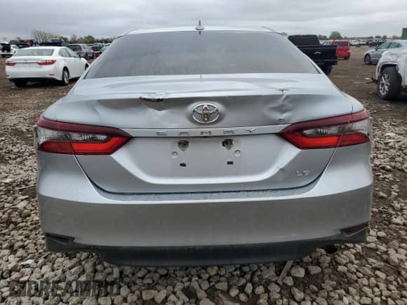 2021 Toyota Camry LE z VIN 4T1C11AK1MU566243, wystawiony jako Copart lot #82484385 z przebiegiem 264 806 mil mil oraz Szkoda całkowita • Salvage title. Historia ofert i sprzedaży dostępna na DreamBid. Obrazek 6.