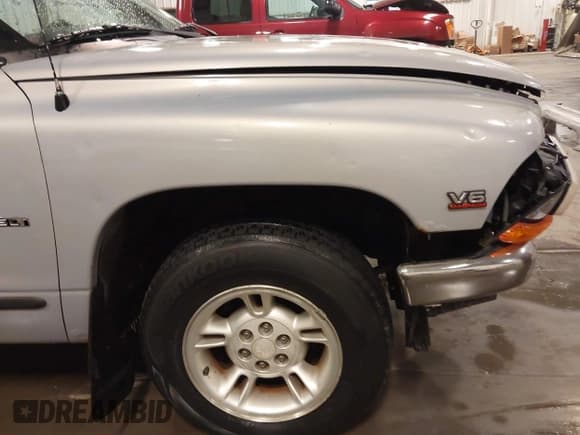 ✅ 1999 Dodge Dakota SLT • VIN: 1B7GL22X1XS175934 • Lot: 41614522. Wystawiony na IAAI z przebiegiem 127 373 mil. Bezpłatny archiwum sprzedaży aukcyjnych z USA i szczegółowy raport historii pojazdu na DreamBid. Zdjęcie 19.