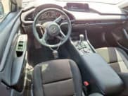 ✅ 2024 Mazda 3 S • VIN: 3MZBPAAM4RM434425 • Lot: 60938415. Wystawiony na Copart z przebiegiem 13 951 mil. Bezpłatny archiwum sprzedaży aukcyjnych z USA i szczegółowy raport historii pojazdu na DreamBid. Zdjęcie 8.