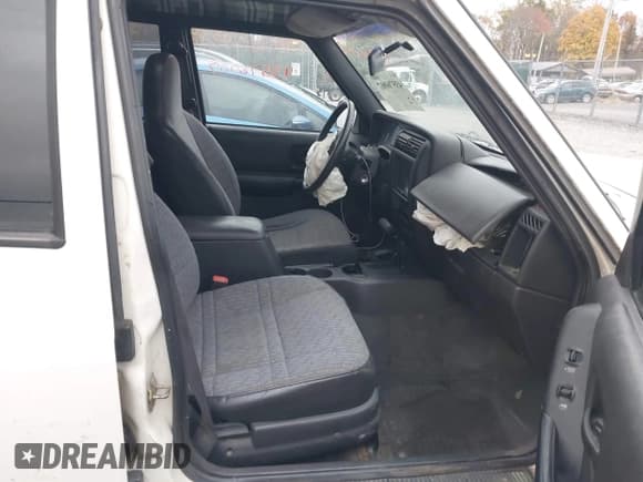 ✅ 2001 Jeep Cherokee Sport • VIN: 1J4FF48S11L583100 • Lot: 43576007. Listed on IAAI with 183,638 mi. Free auction sales archive from the USA and detailed vehicle history report at DreamBid. Image 5.