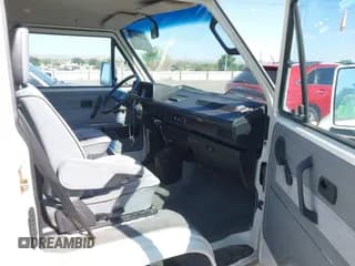✅ 1990 Volkswagen Vanagon GL • VIN: WV2ZB0251LH069524 • Lot: 42458980. Wystawiony na IAAI z przebiegiem 115 163 mil. Bezpłatny archiwum sprzedaży aukcyjnych z USA i szczegółowy raport historii pojazdu na DreamBid. Zdjęcie 5.