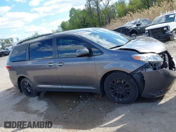 ✅ 2017 Toyota Sienna XLE Auto Access Seat • VIN: 5TDYZ3DC0HS816861 • Lot: 42040429. Listed on IAAI with 117,247 mi. Free auction sales archive from the USA and detailed vehicle history report at DreamBid. Image 12.