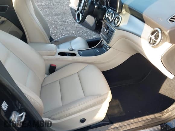 ✅ 2014 Mercedes-Benz CLA 250 • VIN: WDDSJ4GB8EN132105 • Lot: 43638663. Wystawiony na IAAI z przebiegiem 27 260 mil. Bezpłatny archiwum sprzedaży aukcyjnych z USA i szczegółowy raport historii pojazdu na DreamBid. Zdjęcie 5.