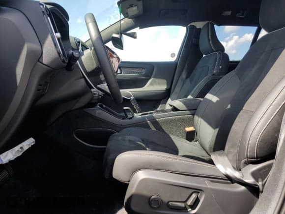 ✅ 2025 Volvo XC40 Plus Dark Theme • VIN: YV4L12UCXS2575995 • Lot: 71167045. Listed on Copart with 7,306 mi. Free auction sales archive from the USA and detailed vehicle history report at DreamBid. Image 7.