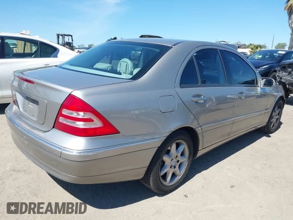 ✅ 2004 Mercedes-Benz C 240 • VIN: WDBRF61J64E015691 • Lot: 41827367. Wystawiony na IAAI z przebiegiem 171 003 mil. Bezpłatny archiwum sprzedaży aukcyjnych z USA i szczegółowy raport historii pojazdu na DreamBid. Zdjęcie 4.