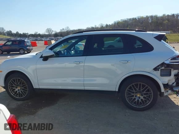 ✅ 2017 Porsche Cayenne • VIN: WP1AA2A2XHKA85652 • Lot: 41867384. Listed on IAAI with 117,695 mi. Free auction sales archive from the USA and detailed vehicle history report at DreamBid. Image 14.