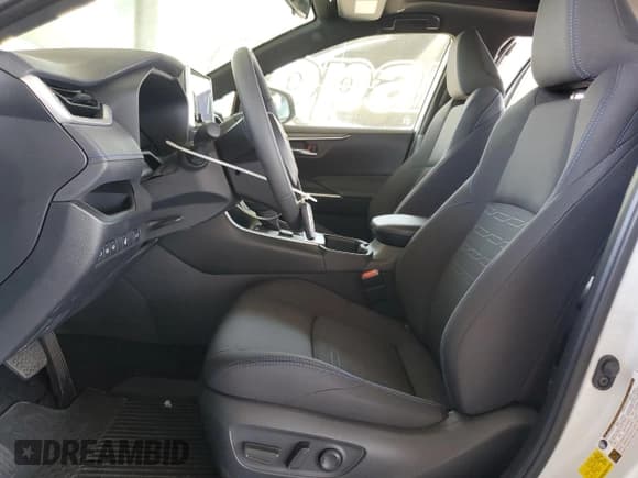 ✅ 2025 Toyota RAV4 Hybrid SE • VIN: JTM16RFV0SD573275 • Лот: 62173985. Опубликован ранее на Copart с пробегом 8 754 миль. Бесплатный доступ к архиву аукционных продаж из США и подробный отчёт об истории автомобиля на DreamBid. Изображение 7.