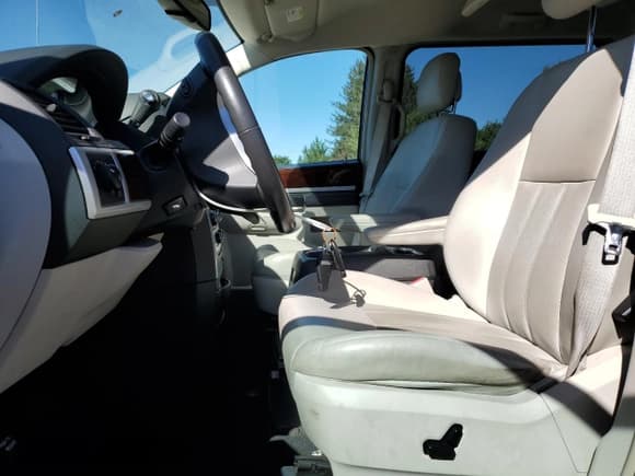 ✅ 2010 Chrysler Town & Country Touring Plus • VIN: 2A4RR8DX0AR368411 • Lot: 86823475. Wystawiony na Copart z przebiegiem 80 296 mil. Bezpłatny archiwum sprzedaży aukcyjnych z USA i szczegółowy raport historii pojazdu na DreamBid. Zdjęcie 7.