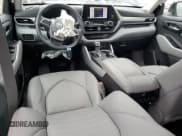 ✅ 2023 Toyota Highlander XSE • VIN: 5TDKDRBHXPS519973 • Lot: 91123755. Wystawiony na Copart z przebiegiem 22 394 mil. Bezpłatny archiwum sprzedaży aukcyjnych z USA i szczegółowy raport historii pojazdu na DreamBid. Zdjęcie 8.
