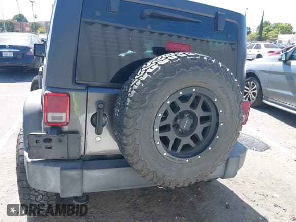 ✅ 2016 Jeep Wrangler Unlimited Sport • VIN: 1C4BJWDG7GL229364 • Lot: 42239069. Wystawiony na IAAI z przebiegiem 87 001 mil. Bezpłatny archiwum sprzedaży aukcyjnych z USA i szczegółowy raport historii pojazdu na DreamBid. Zdjęcie 16.