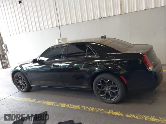 ✅ 2019 Chrysler 300 S • VIN: 2C3CCAGG0KH533837 • Lot: 43149025. Wystawiony na IAAI z przebiegiem 118 938 mil. Bezpłatny archiwum sprzedaży aukcyjnych z USA i szczegółowy raport historii pojazdu na DreamBid. Zdjęcie 14.