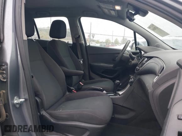 ✅ 2020 Chevrolet Trax LS • VIN: 3GNCJKSB9LL159716 • Lot: 43704981. Wystawiony na IAAI z przebiegiem 84 930 mil. Bezpłatny archiwum sprzedaży aukcyjnych z USA i szczegółowy raport historii pojazdu na DreamBid. Zdjęcie 5.