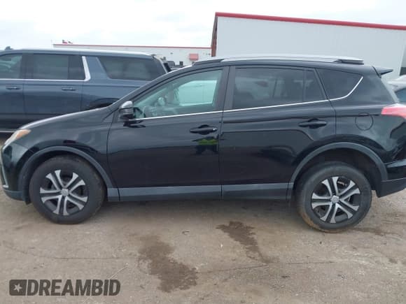 ✅ 2017 Toyota RAV4 LE • VIN: 2T3BFREV3HW629842 • Lot: 42134839. Wystawiony na IAAI z przebiegiem 90 062 mil. Bezpłatny archiwum sprzedaży aukcyjnych z USA i szczegółowy raport historii pojazdu na DreamBid. Zdjęcie 14.