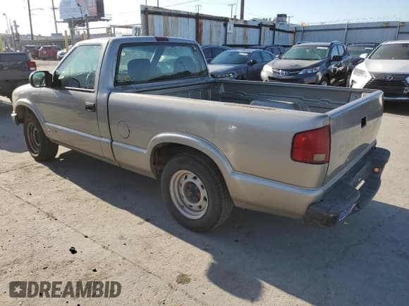 ✅ 2002 Chevrolet S-10 LS • VIN: 1GCCS145128222697 • Лот: 52048175. Опубликован ранее на Copart с пробегом 223 027 миль. Бесплатный доступ к архиву аукционных продаж из США и подробный отчёт об истории автомобиля на DreamBid. Изображение 2.