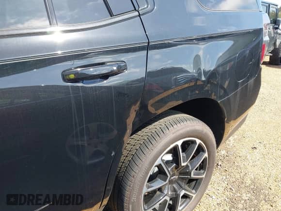 2024 Chevrolet Tahoe RST z VIN 1GNSCRKD0RR302733, wystawiony jako IAAI lot #40800083 z przebiegiem 10 597 mil mil oraz . Historia ofert i sprzedaży dostępna na DreamBid. Obrazek 18.