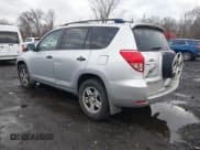 ✅ 2007 Toyota RAV4 • VIN: JTMBD33V775067620 • Lot: 43805613. Wystawiony na IAAI z przebiegiem 193 038 mil. Bezpłatny archiwum sprzedaży aukcyjnych z USA i szczegółowy raport historii pojazdu na DreamBid. Zdjęcie 3.