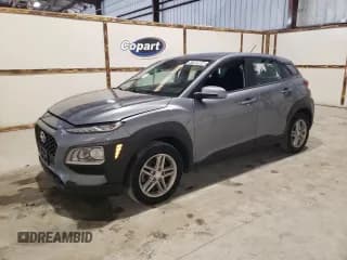 ✅ 2020 Hyundai Kona SE • VIN: KM8K1CAA2LU402500 • Лот: 47489904. Опубликован ранее на Copart с пробегом 55 726 миль. Бесплатный доступ к архиву аукционных продаж из США и подробный отчёт об истории автомобиля на DreamBid. Изображение 1.
