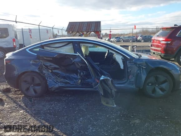 ✅ 2020 Tesla Model 3 Long Range • VIN: 5YJ3E1EB0LF588907 • Lot: 43699737. Wystawiony na IAAI z przebiegiem 121 978 mil. Bezpłatny archiwum sprzedaży aukcyjnych z USA i szczegółowy raport historii pojazdu na DreamBid. Zdjęcie 13.