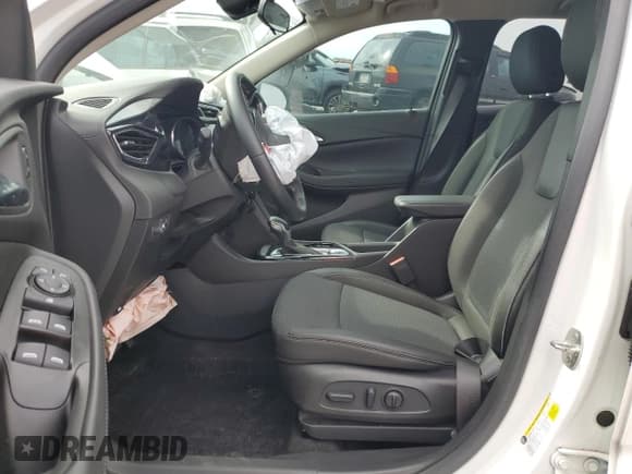 ✅ 2023 Buick Encore GX Preferred • VIN: KL4MMBS24PB099415 • Lot: 83861465. Wystawiony na Copart z przebiegiem 19 268 mil. Bezpłatny archiwum sprzedaży aukcyjnych z USA i szczegółowy raport historii pojazdu na DreamBid. Zdjęcie 7.