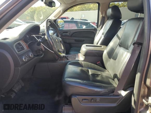 ✅ 2011 Chevrolet Tahoe LTZ • VIN: 1GNSKCE09BR372701 • Lot: 86086045. Listed on Copart with 187,230 mi. Free auction sales archive from the USA and detailed vehicle history report at DreamBid. Image 7.