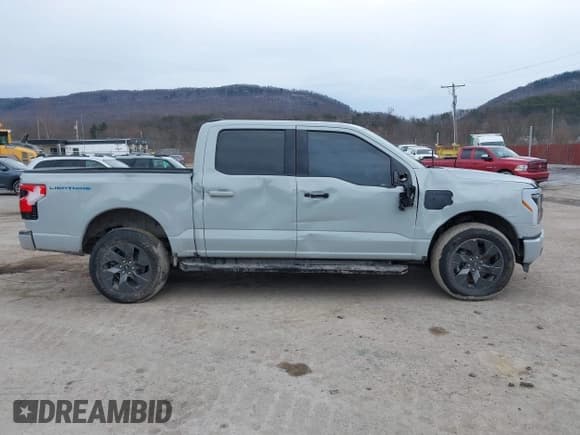 ✅ 2023 Ford F-150 Lightning Pro • VIN: 1FTVW1EL8PWG05596 • Лот: 41644473. Опубликован ранее на IAAI с пробегом 20 129 миль. Бесплатный доступ к архиву аукционных продаж из США и подробный отчёт об истории автомобиля на DreamBid. Изображение 13.