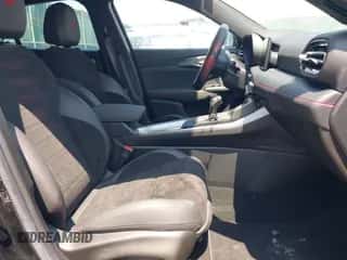 2024 Dodge Hornet GT Plus z VIN ZACNDFBNXR3A24875, wystawiony jako IAAI lot #42227569 z przebiegiem 12 173 mil mil oraz . Historia ofert i sprzedaży dostępna na DreamBid. Obrazek 5.