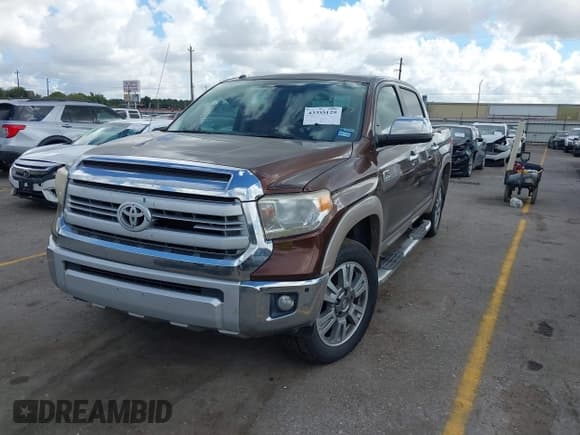 ✅ 2015 Toyota Tundra Platinum • VIN: 5TFAW5F16FX448081 • Lot: 43385129. Wystawiony na IAAI z przebiegiem 214 262 mil. Bezpłatny archiwum sprzedaży aukcyjnych z USA i szczegółowy raport historii pojazdu na DreamBid. Zdjęcie 2.