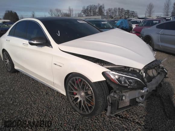✅ 2017 Mercedes-Benz C 63 S AMG • VIN: 55SWF8HB6HU188032 • Lot: 82704544. Wystawiony na Copart z przebiegiem 68 176 mil. Bezpłatny archiwum sprzedaży aukcyjnych z USA i szczegółowy raport historii pojazdu na DreamBid. Zdjęcie 4.