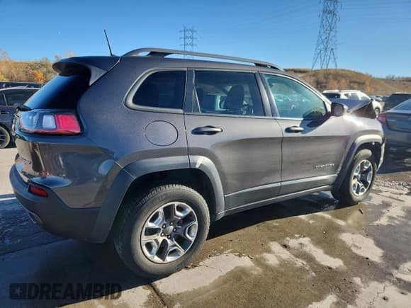 ✅ 2019 Jeep Cherokee Trailhawk • VIN: 1C4PJMBX3KD394635 • Lot: 90717945. Listed on Copart with 82,893 mi. Free auction sales archive from the USA and detailed vehicle history report at DreamBid. Image 3.