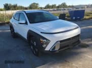 ✅ 2025 Hyundai Kona SEL Convenience • VIN: KM8HC3AB2SU236507 • Лот: 90342805. Опубликован ранее на Copart с пробегом 896 миль. Бесплатный доступ к архиву аукционных продаж из США и подробный отчёт об истории автомобиля на DreamBid. Изображение 14.