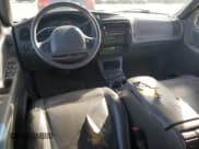 ✅ 2000 Ford Explorer Eddie Bauer • VIN: 1FMZU74E3YZB27368 • Lot: 45900545. Wystawiony na Copart z przebiegiem 154 651 mil. Bezpłatny archiwum sprzedaży aukcyjnych z USA i szczegółowy raport historii pojazdu na DreamBid. Zdjęcie 8.