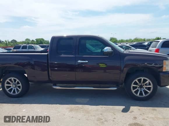 2008 Chevrolet Silverado 1500 Work Truck with VIN 1GCEC19X18Z285995, listed as a IAAI auction lot 42053115 with 290,836 mi miles and . Bid and sale history available at DreamBid. Image 12.