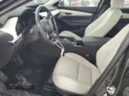 ✅ 2023 Mazda 3 Premium Plus • VIN: 3MZBPBEY0PM384638 • Lot: 51742225. Wystawiony na Copart z przebiegiem 15 624 mil. Bezpłatny archiwum sprzedaży aukcyjnych z USA i szczegółowy raport historii pojazdu na DreamBid. Zdjęcie 7.