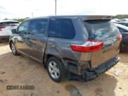 ✅ 2015 Toyota Sienna L • VIN: 5TDZK3DC9FS690053 • Lot: 43338360. Wystawiony na IAAI z przebiegiem 82 747 mil. Bezpłatny archiwum sprzedaży aukcyjnych z USA i szczegółowy raport historii pojazdu na DreamBid. Zdjęcie 3.