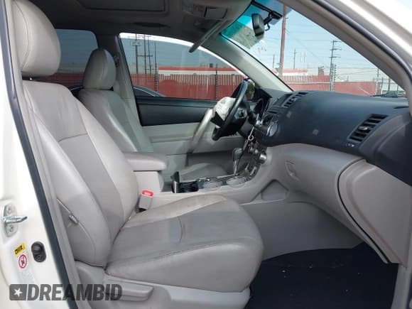 ✅ 2012 Toyota Highlander SE • VIN: 5TDZK3EHXCS051833 • Lot: 43630436. Listed on IAAI with 177,066 mi. Free auction sales archive from the USA and detailed vehicle history report at DreamBid. Image 5.