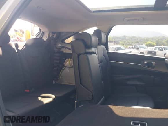 2022 Kia Sorento X-Line S z VIN 5XYRLDLC0NG097441, wystawiony jako IAAI lot #42556752 z przebiegiem 21 463 mil mil oraz . Historia ofert i sprzedaży dostępna na DreamBid. Obrazek 8.